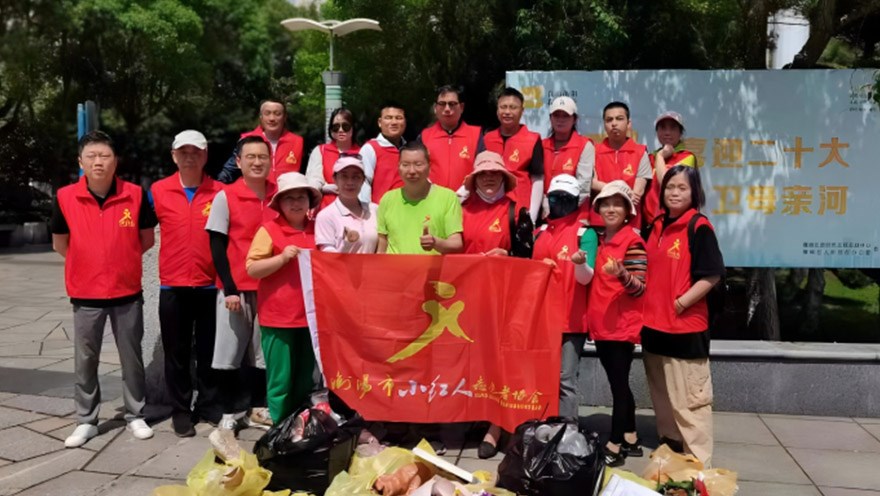 The company's party branch launched the "Civilized Creation of Us, Us, and Others, Caring for Mother River, Everyone Has a Responsibility" theme party day activity to patrol the river and clean the beach